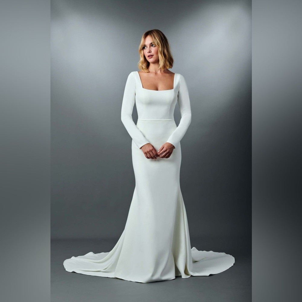 NWOT Kelly Faetanini, “Daphne” long sleeve square neckline crepe wedding dress